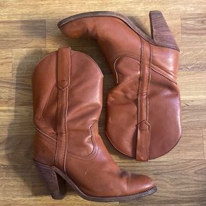7 / 7 1/2 women’s Brown Frye Boots - need inserts